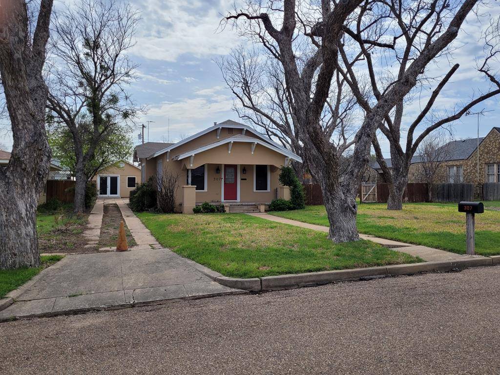 Ballinger, TX 76821,307 Hamilton Ave