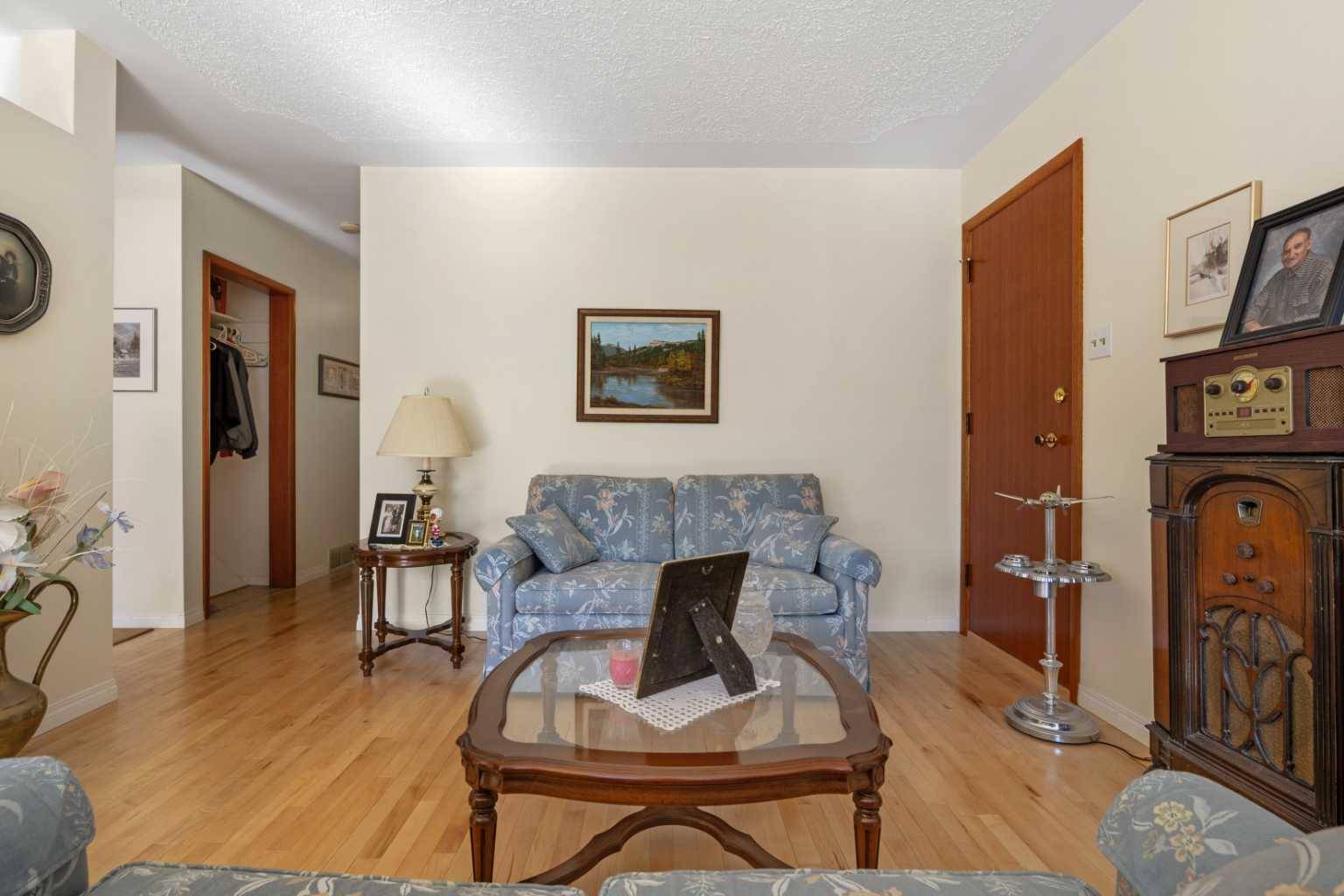 Calgary, AB T2L0J9,3211 15 ST NW