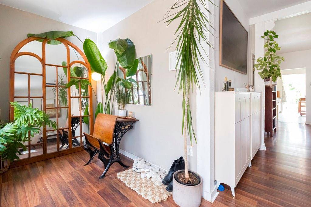 42 BURTON Street, Hamilton, ON L8L 3P8
