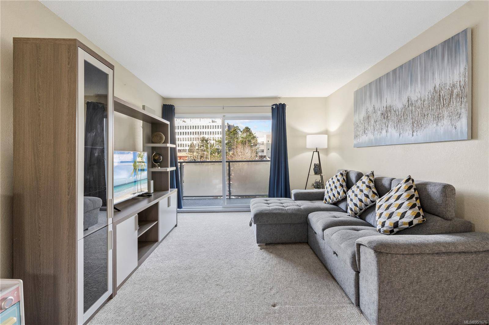 Victoria, BC V8R 5A9,2022 Foul Bay Rd #304