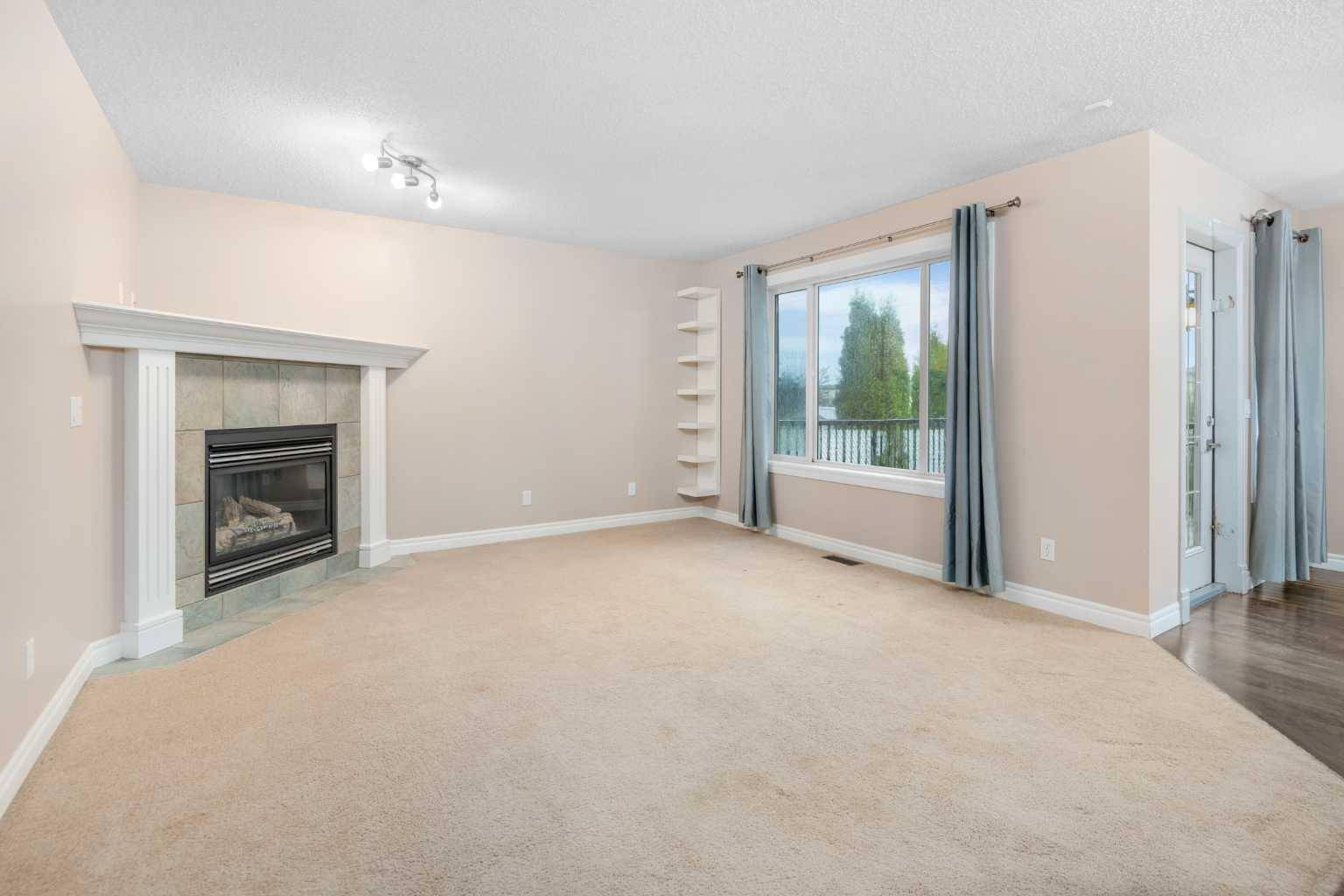 Chestermere, AB T1X 1N4,192 Oakmere WAY