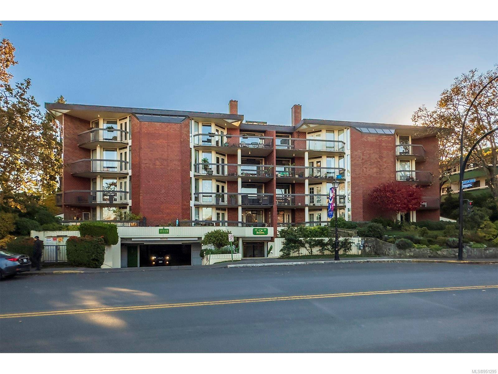 Oak Bay, BC V8R 1E8,2119 Oak Bay Ave #102