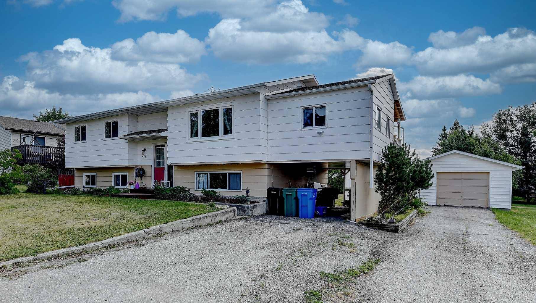 Beaverlodge, AB T0H 0C0,734 Oak DR