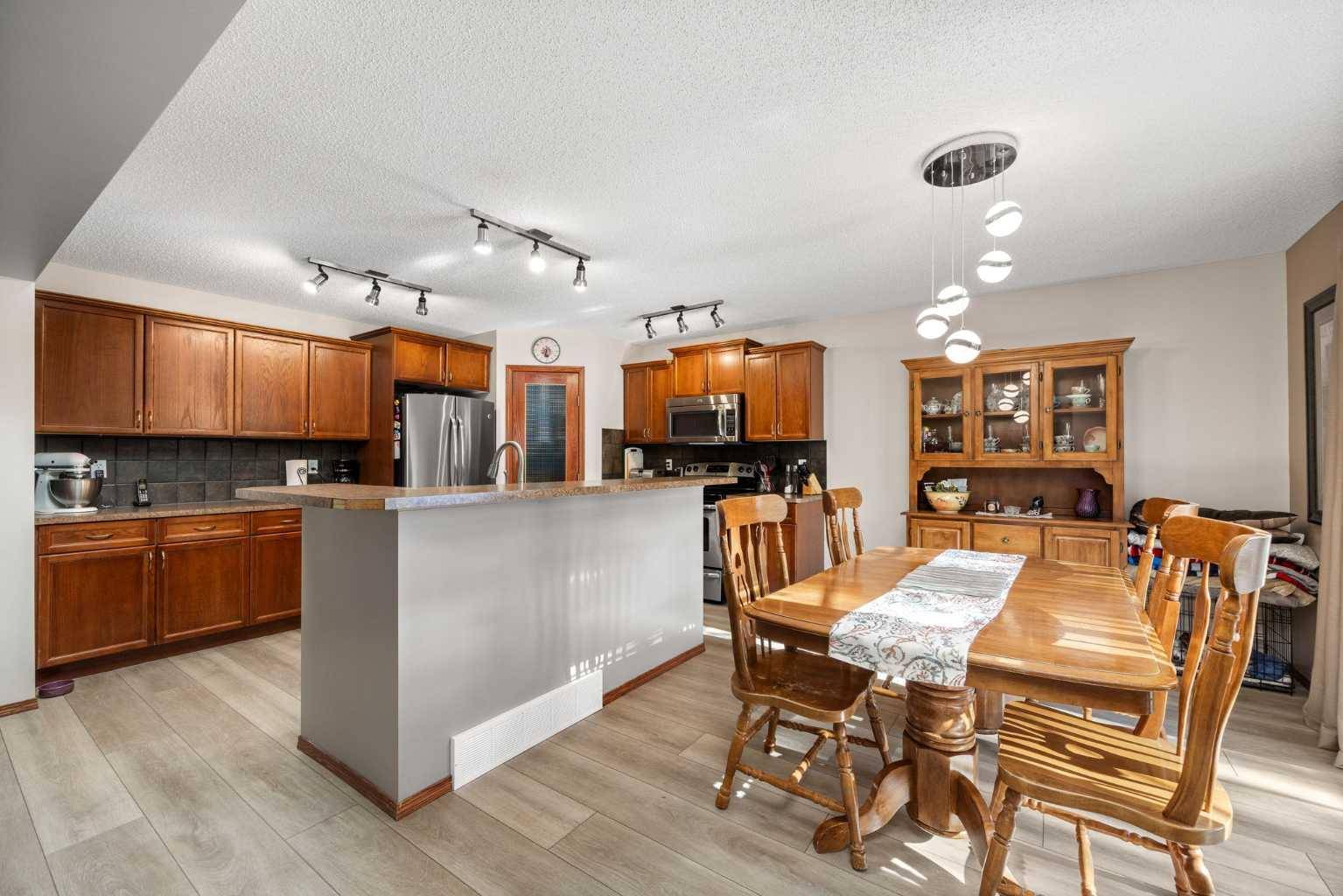 Chestermere, AB T1X 1N4,189 Oakmere WAY