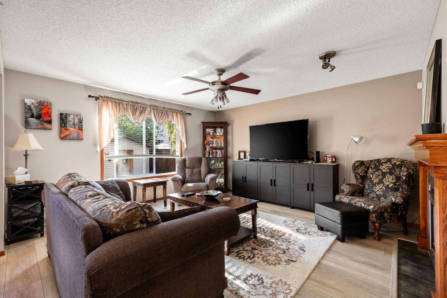 Chestermere, AB T1X 1N4,189 Oakmere WAY