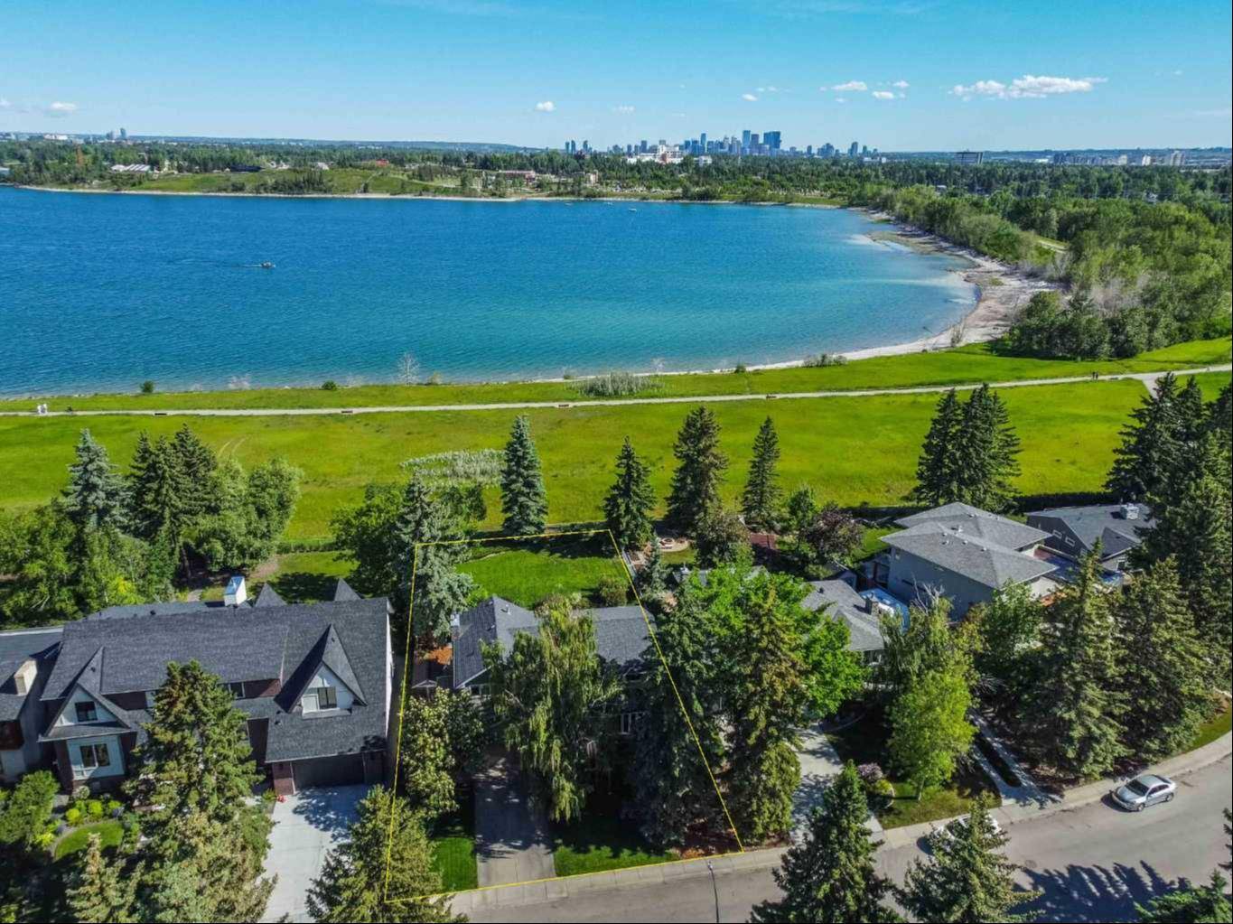 Calgary, AB T2V 3M1,1820 Bay Shore RD SW