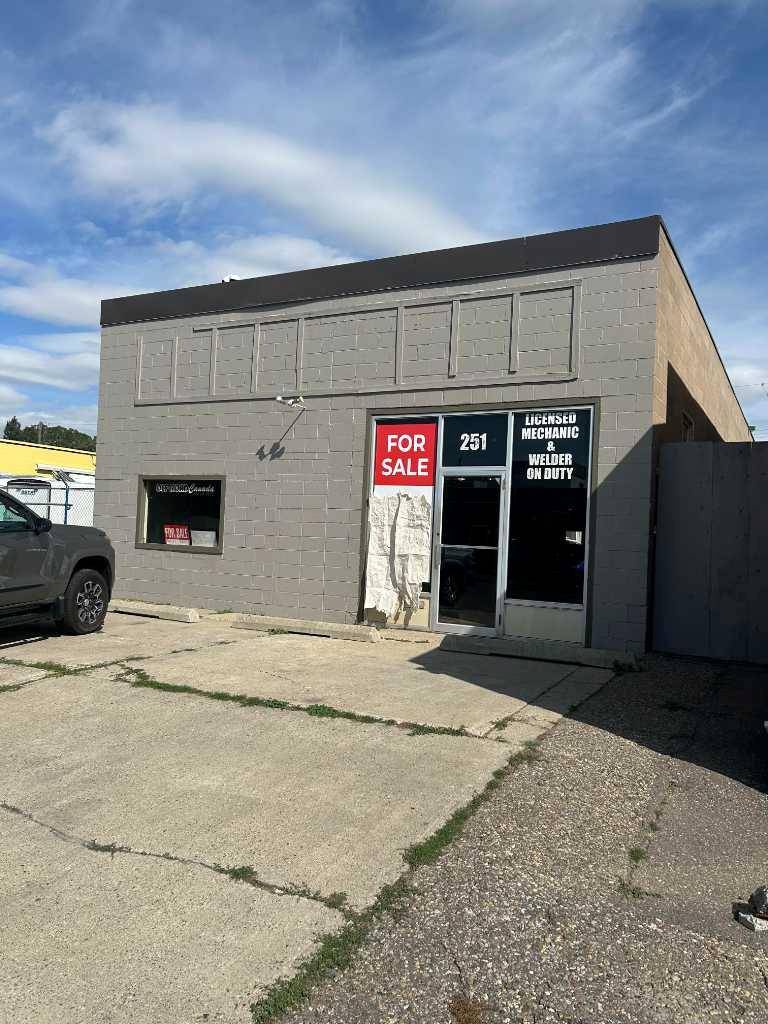 Lethbridge, AB T1H 2K8,251 12B ST N