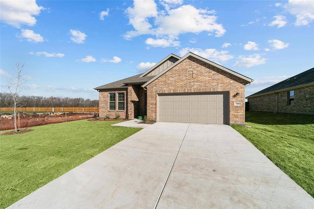 Van Alstyne, TX 75495,700 Metallic Tree Lane