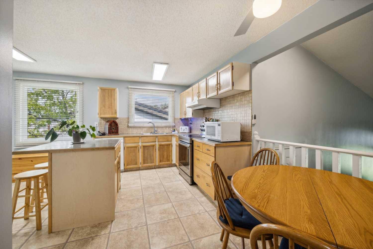 Calgary, AB T1Y 4P1,31 Pinemeadow PL NE