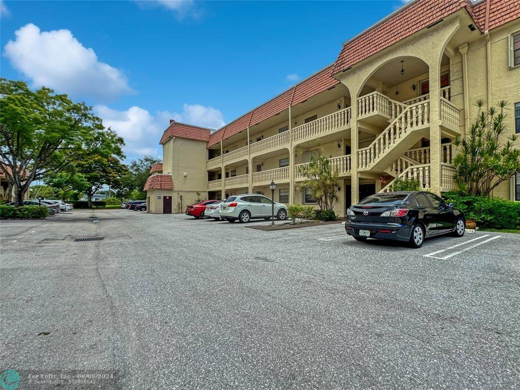 Pompano Beach, FL 33060,128 S Cypress Rd  #823