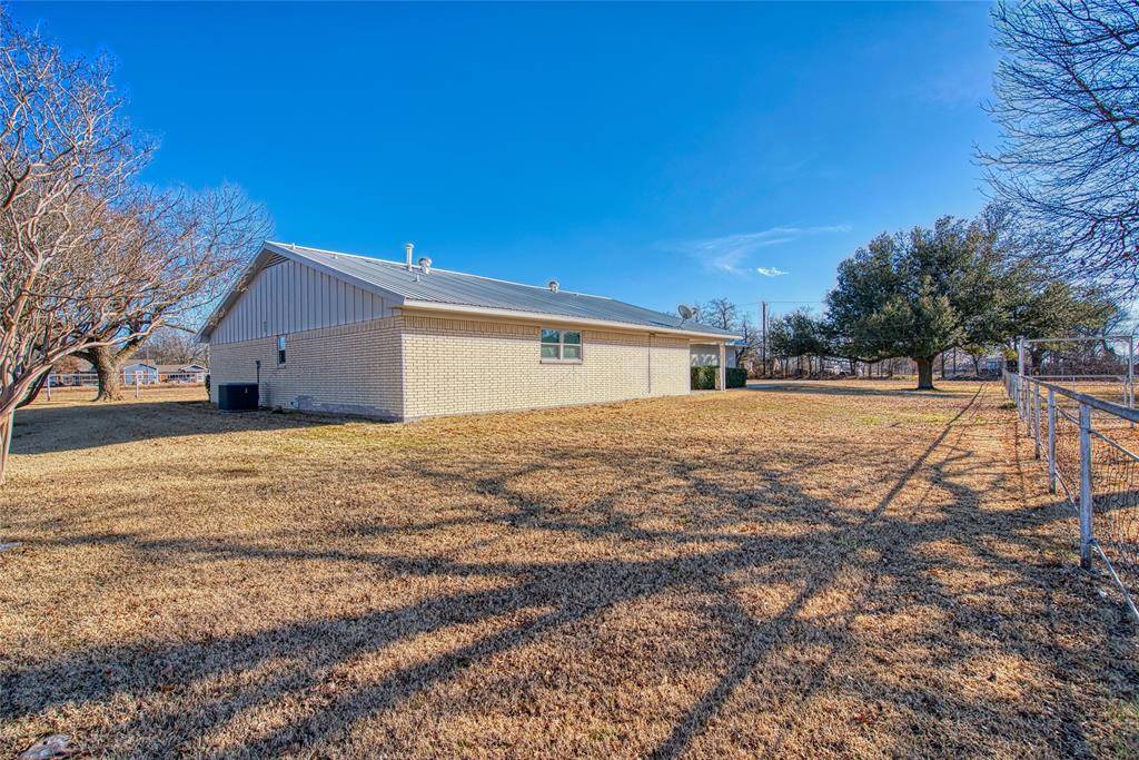 Wolfe City, TX 75496,104 W Warren Street