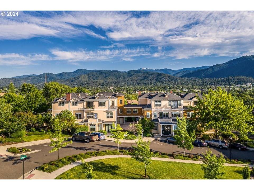 Ashland, OR 97520,622 FAIR OAKS CT