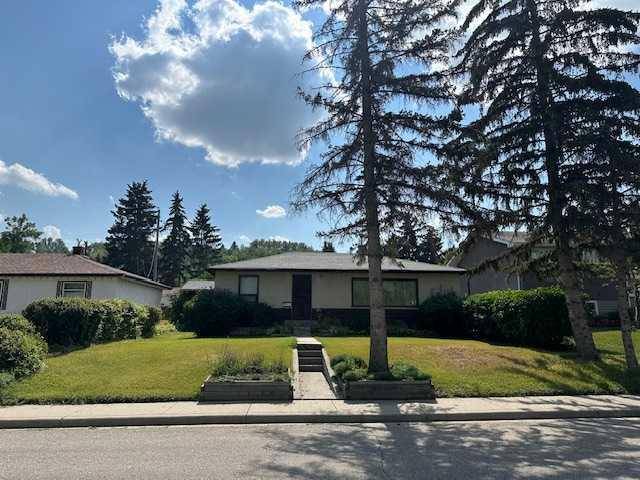 Calgary, AB T3B1R9,8831 34 AVE NW