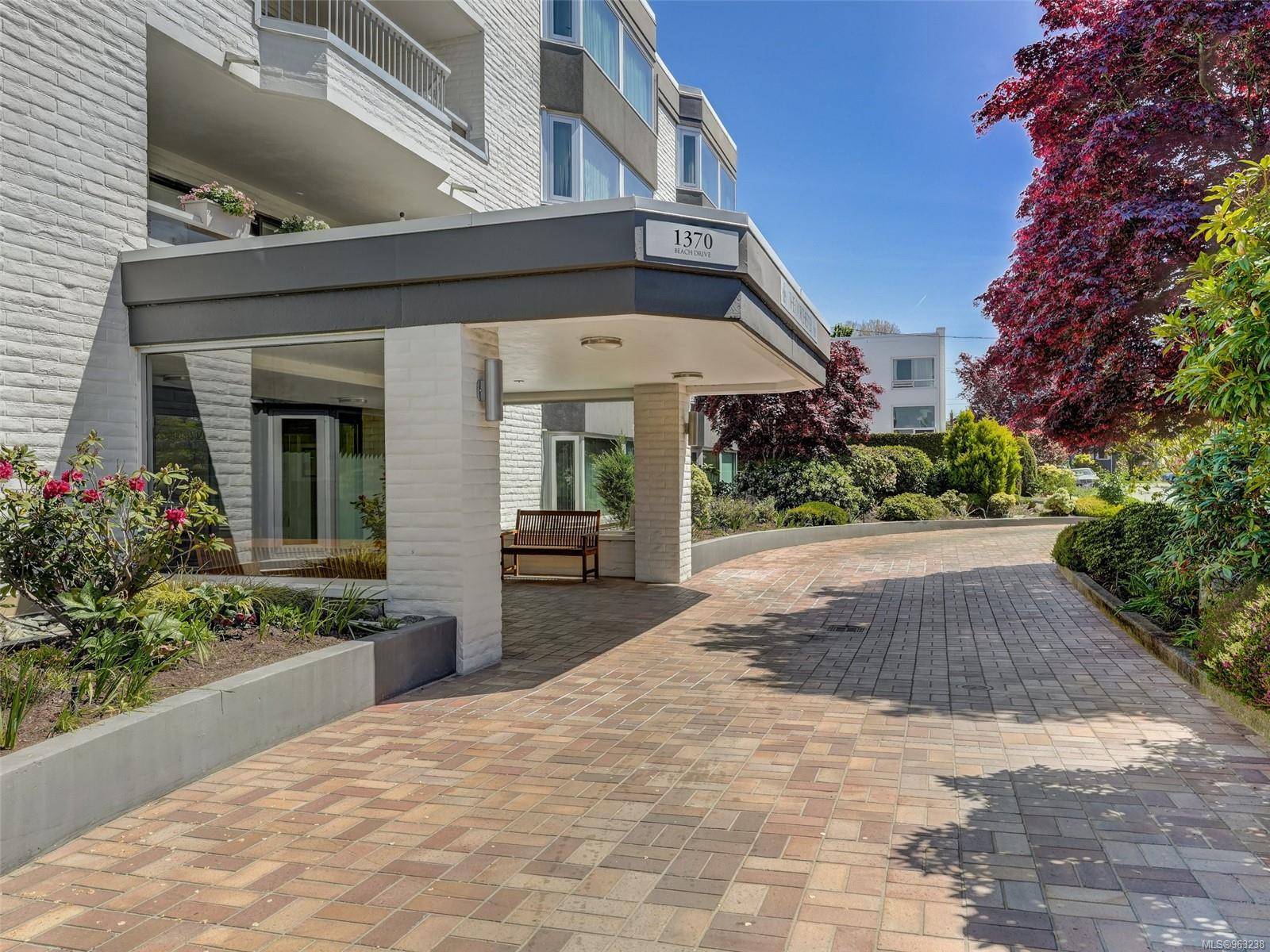 Oak Bay, BC V8S 2N6,1370 Beach Dr #105