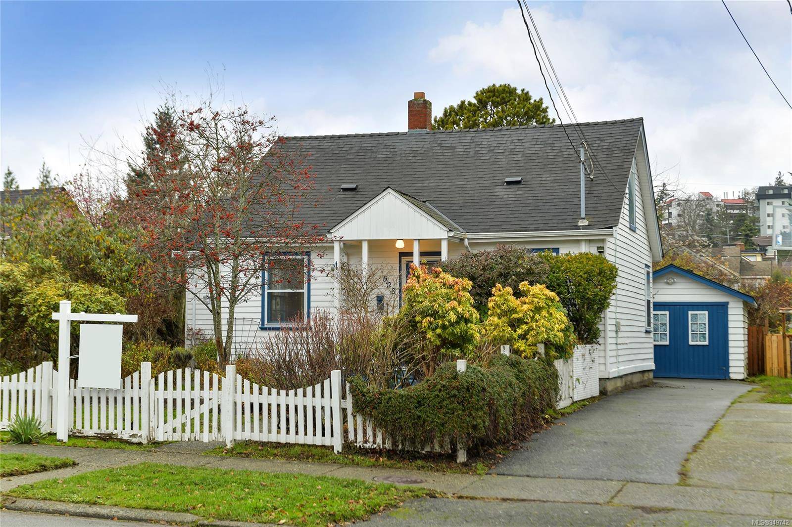 Esquimalt, BC V9A 5E2,528 PARADISE St