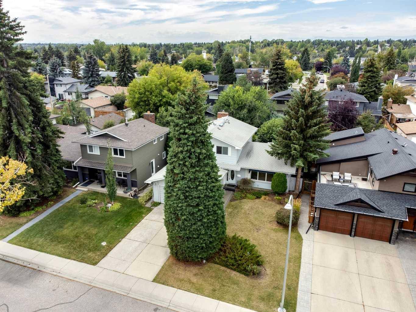 Calgary, AB T2J 3N2,131 Lake Adams CRES SE