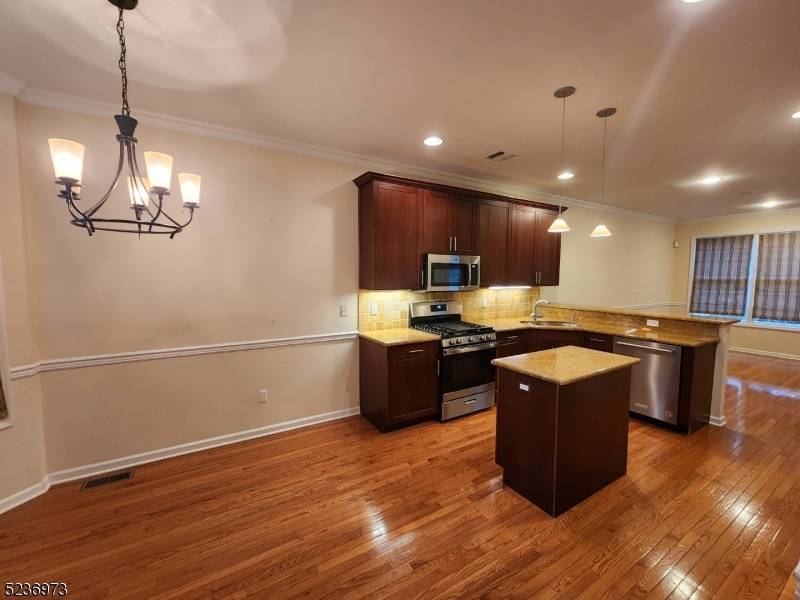 Roseland Boro, NJ 07068,9 Pacio Ct