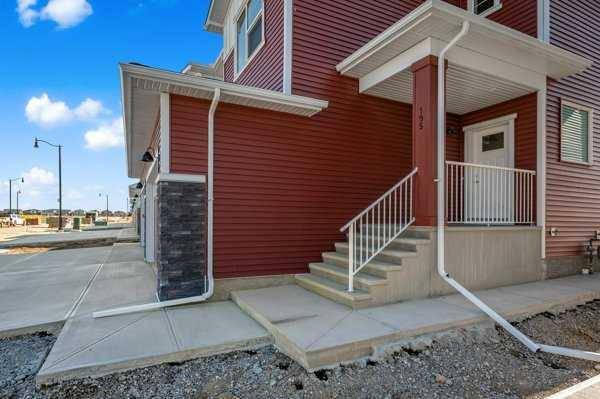 Chestermere, AB T1X 2X3,195 Dawson wharf Rise