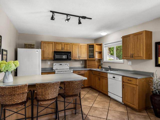 292 CHANCELLOR DRIVE, Kamloops, BC V2E 2K7