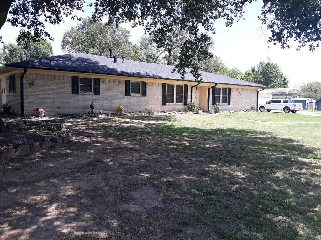 Blossom, TX 75416,640 N Cedar Street