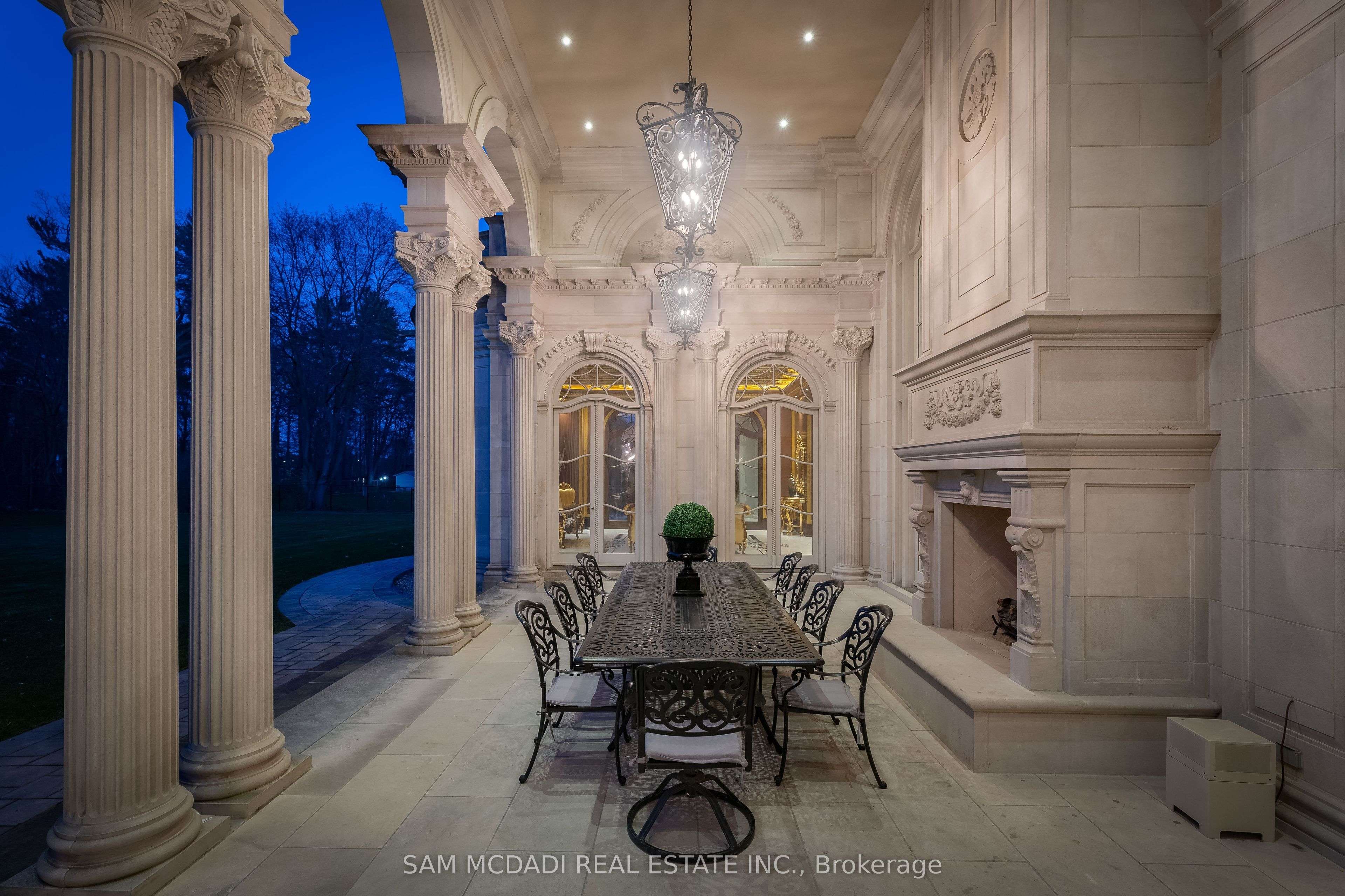 Mississauga, ON L5H 3M2,2275 Doulton DR