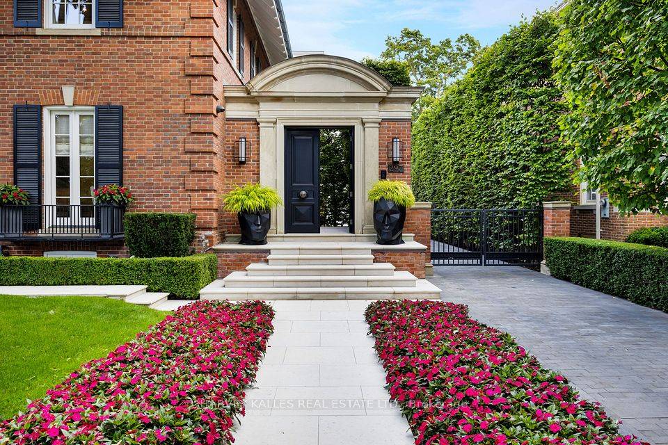 Toronto C03, ON M4V 2T7,297 Russell Hill RD