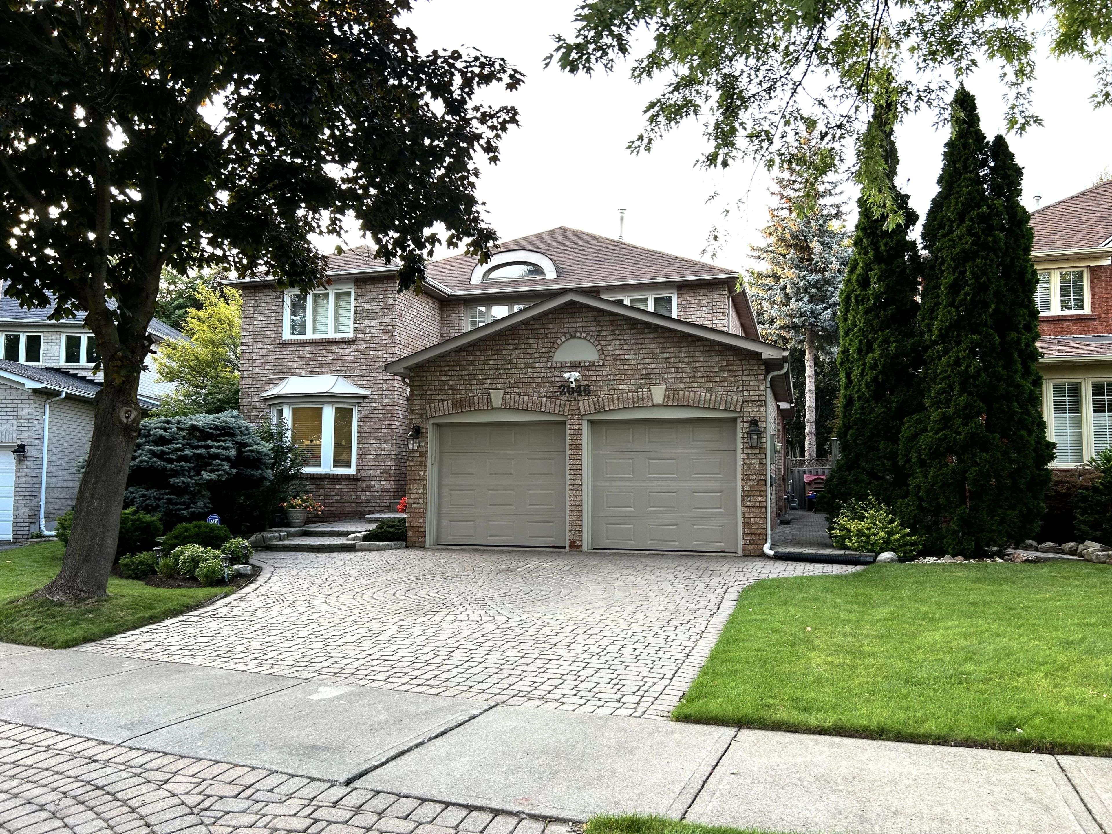 2046 Pineview DR, Oakville, ON L6H 4Z8