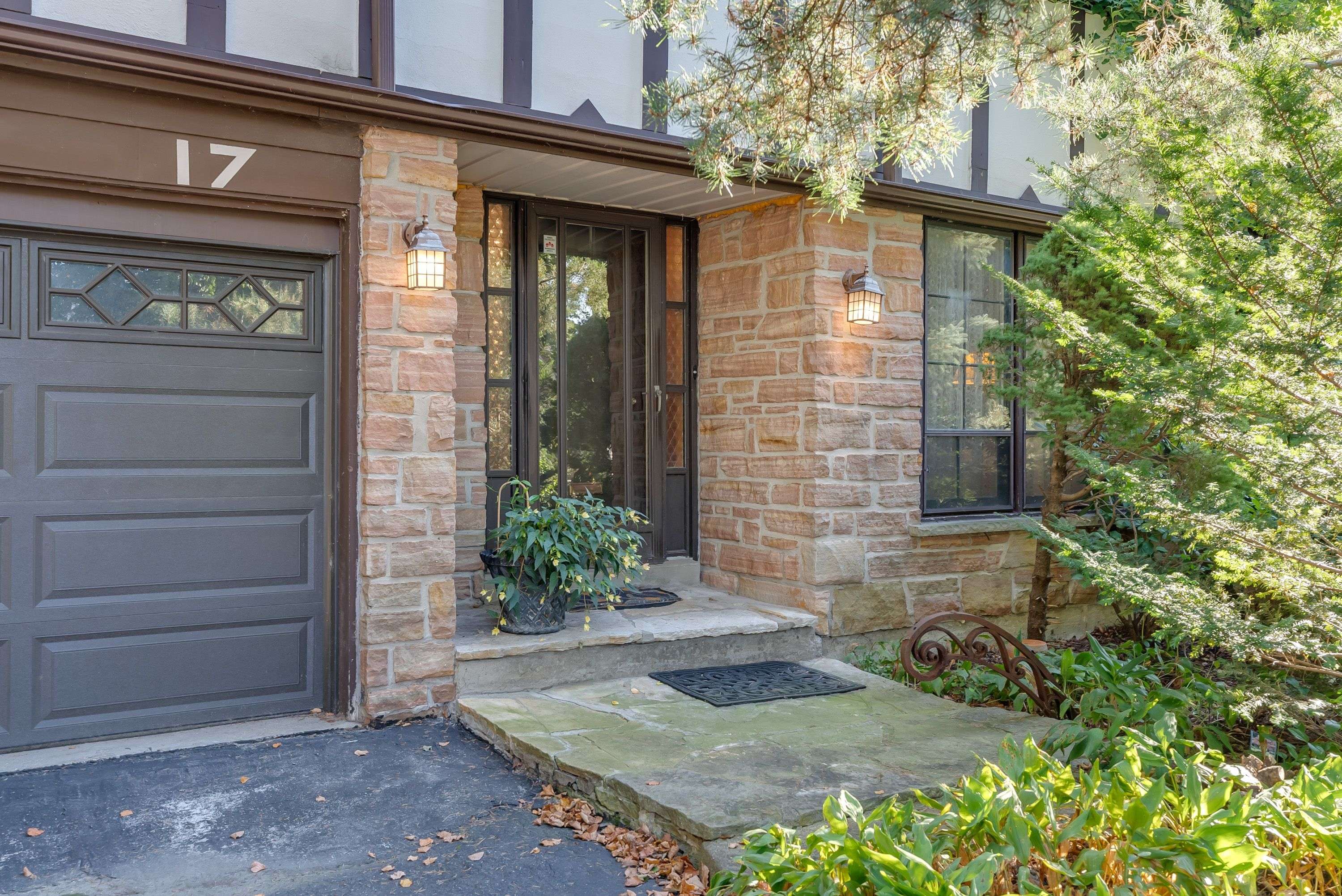 Toronto C15, ON M2J 2M7,17 Spindlewood DR