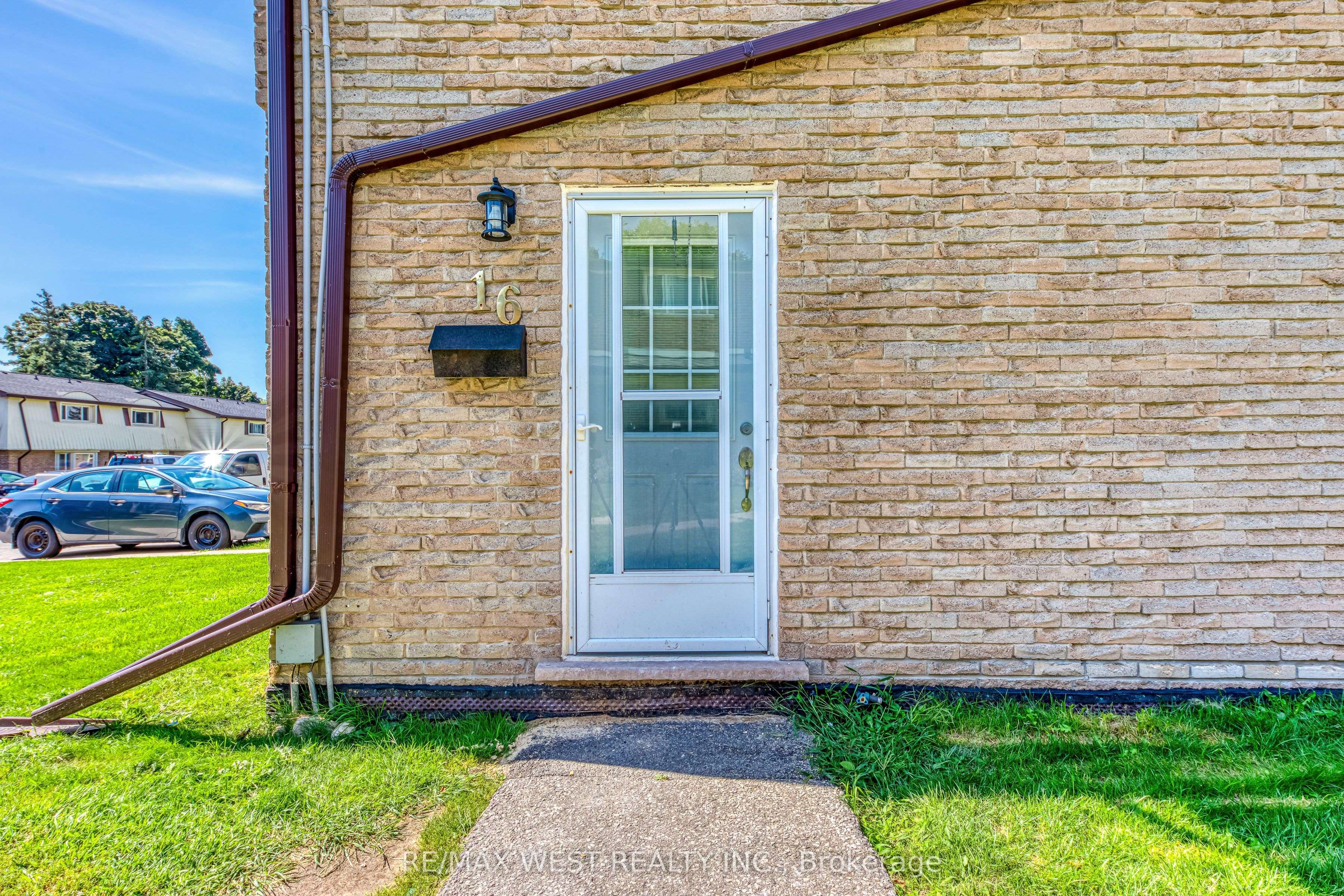 Kitchener, ON N2A 2L7,144 Jansen AVE #16