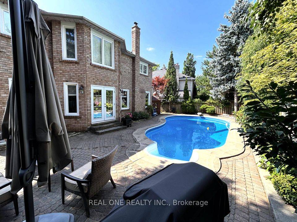 2046 Pineview DR, Oakville, ON L6H 4Z8