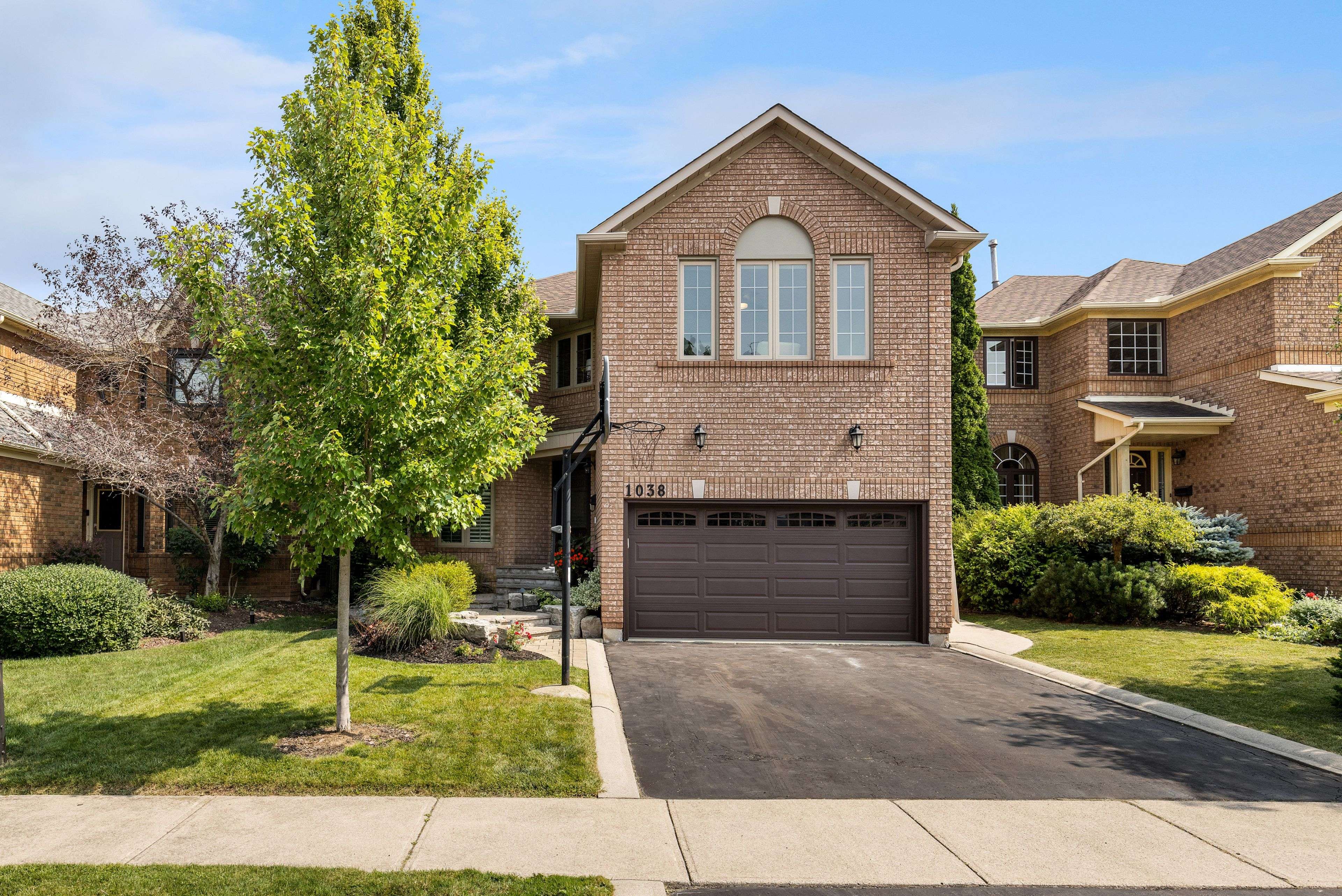 Oakville, ON L6M 3K5,1038 Old Oak DR