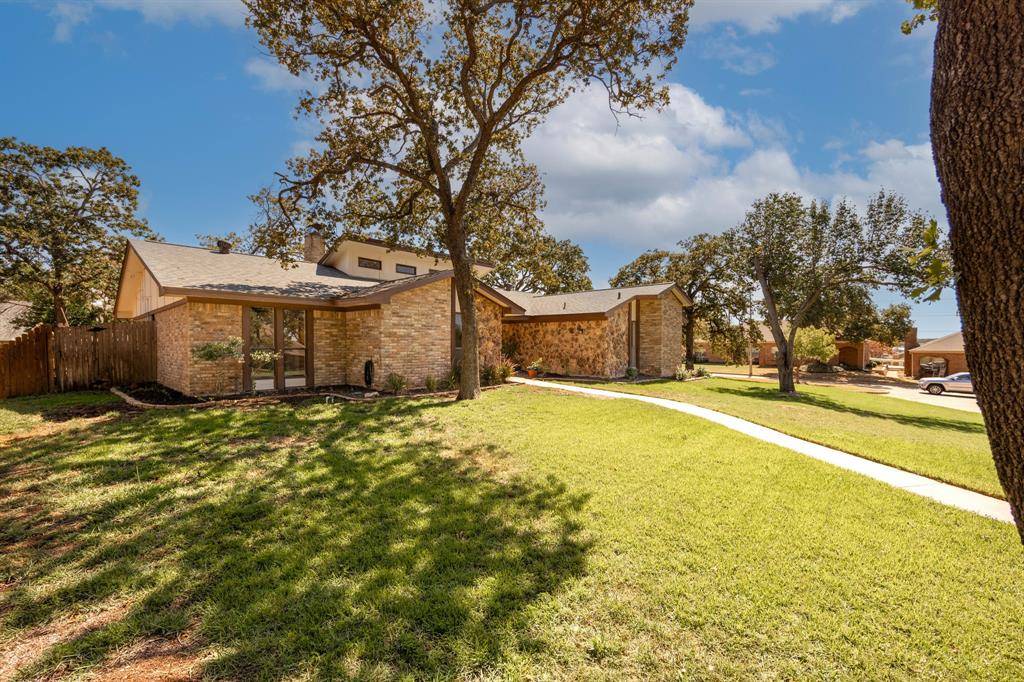 Trophy Club, TX 76262,8 Greenbriar Court