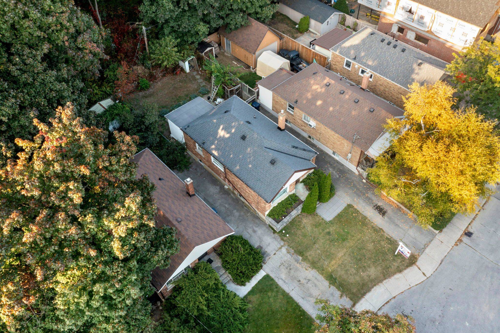 Toronto E06, ON M1N 2E1,4 Rhydwen AVE