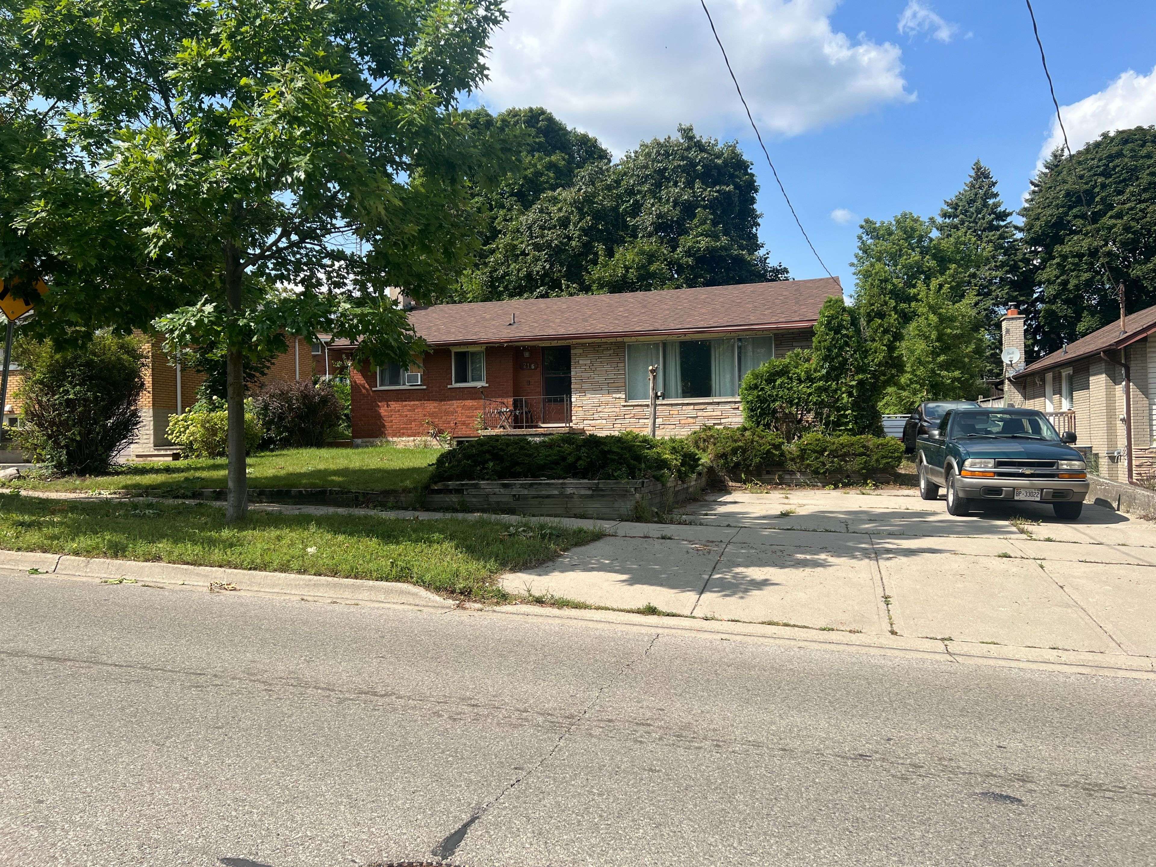 Kitchener, ON N2G 3E9,216 Dixon ST