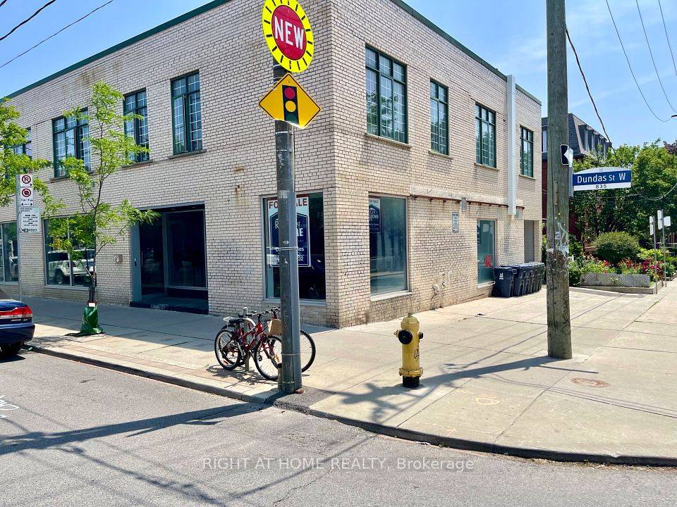 Toronto C01, ON M6J 1V4,837 Dundas ST W