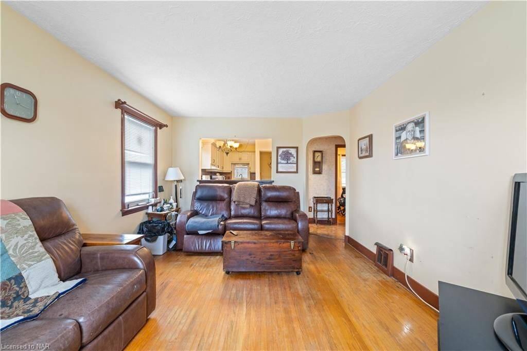 Niagara Falls, ON L2J 1L1,5932 VINE ST