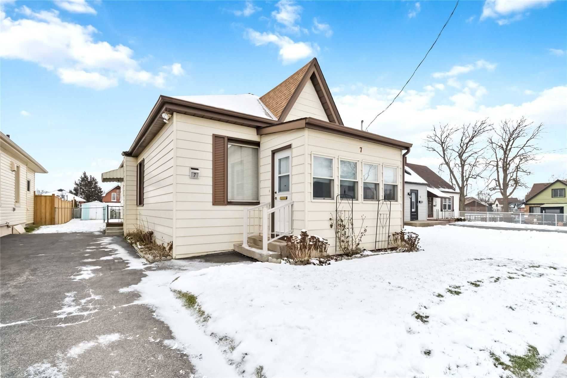 Brantford, ON N3S 2V7,7 Blossie ST