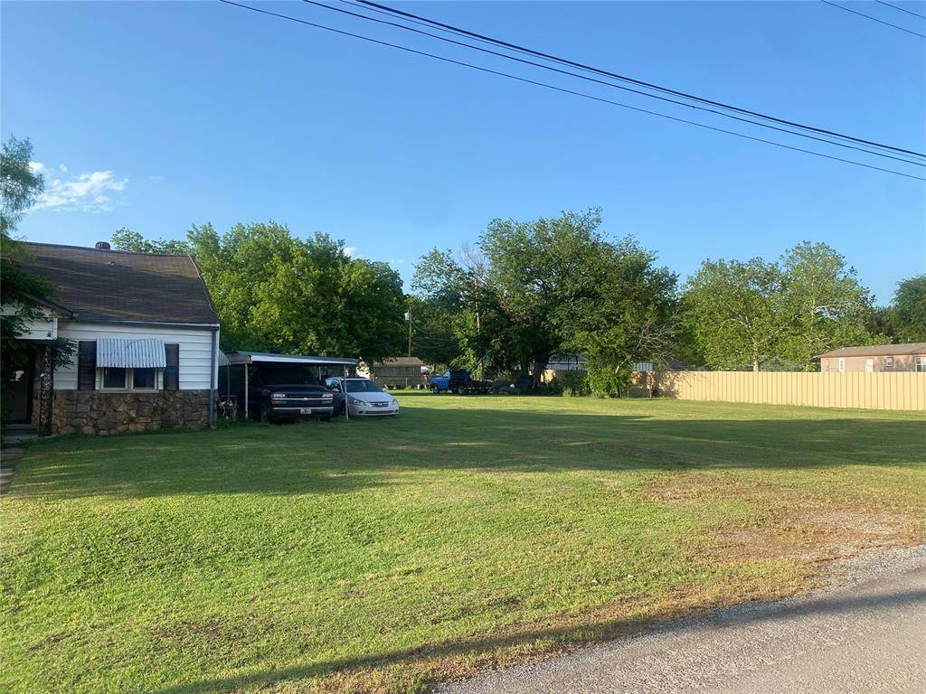 Lindsay, OK 73052,610 W Apache Street