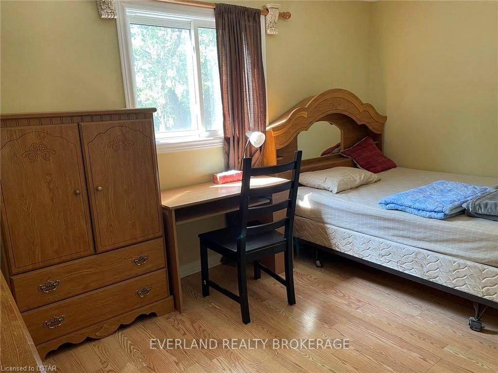 London East, ON N5Y 5B1,23 GATEWOOD CRES