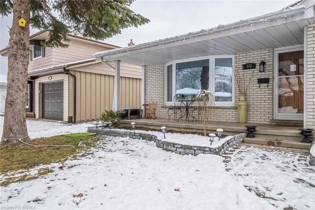 Brantford, ON N3R 3P3,19 Acorn LN