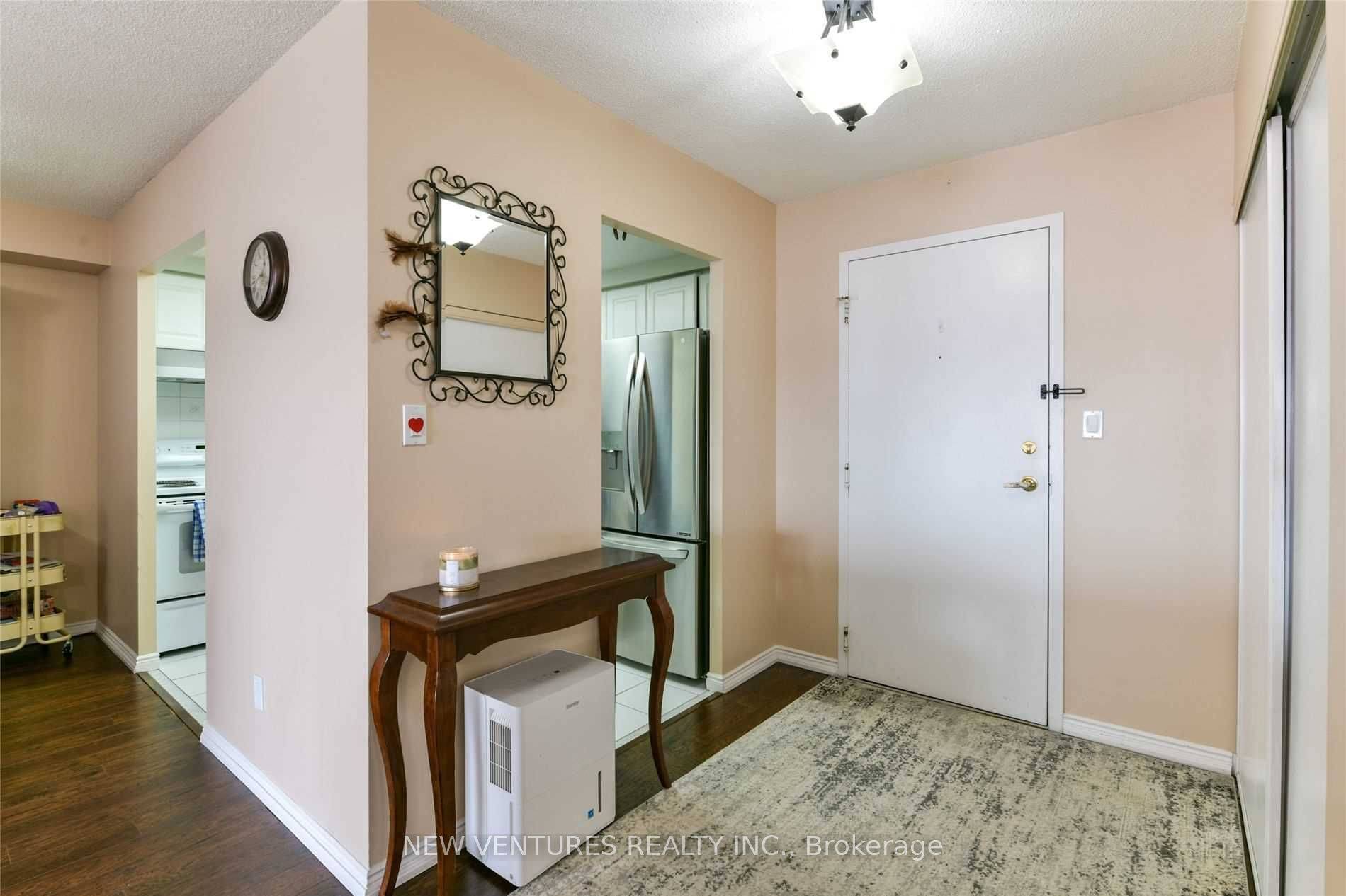 Mississauga, ON L5B 4B1,135 Hillcrest AVE E #2209