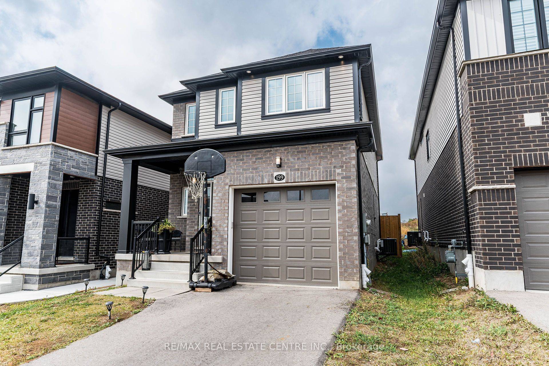 Kitchener, ON N2R 1Y5,199 Woodbine AVE