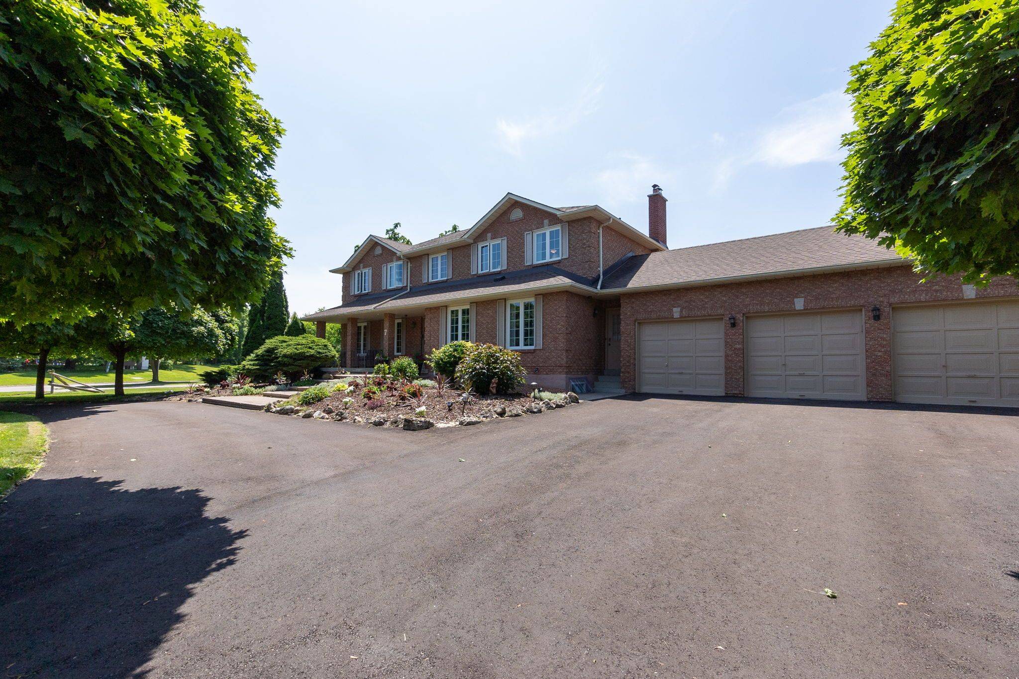 East Gwillimbury, ON L0G 1V0,7 Willow Wood PL