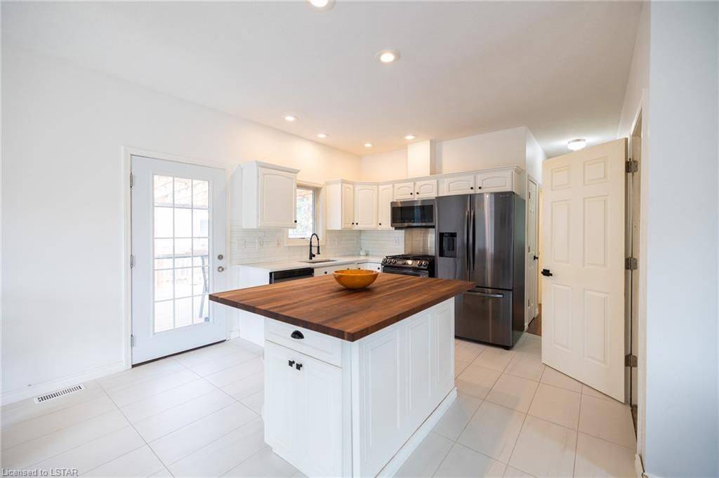Warwick, ON N0M 2S0,574 VICTORIA ST