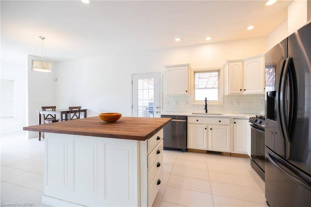 Warwick, ON N0M 2S0,574 VICTORIA ST