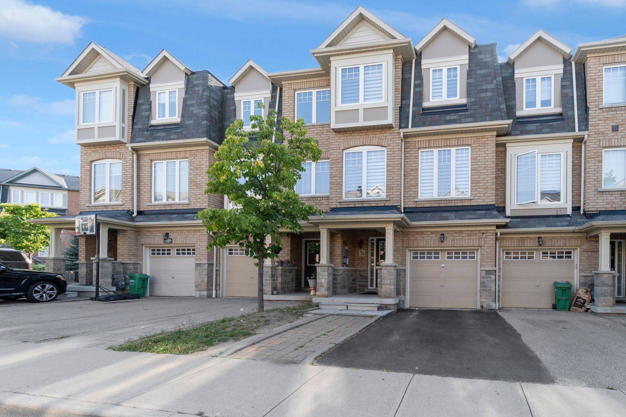 Brampton, ON L6Z 0G9,35 Magdalene CRES