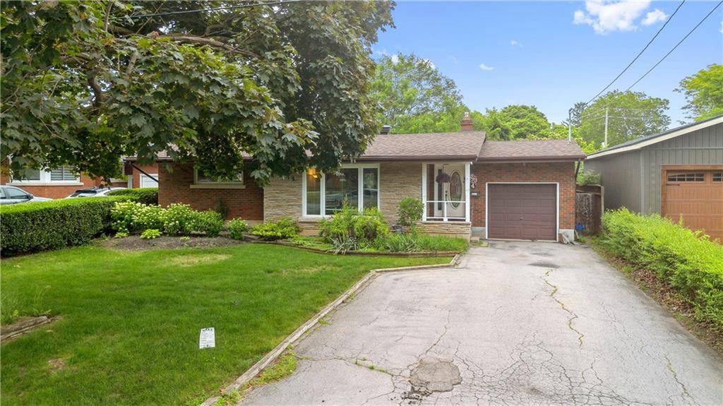 4 EDINBURGH Drive, St. Catharines, ON L2M 3H1