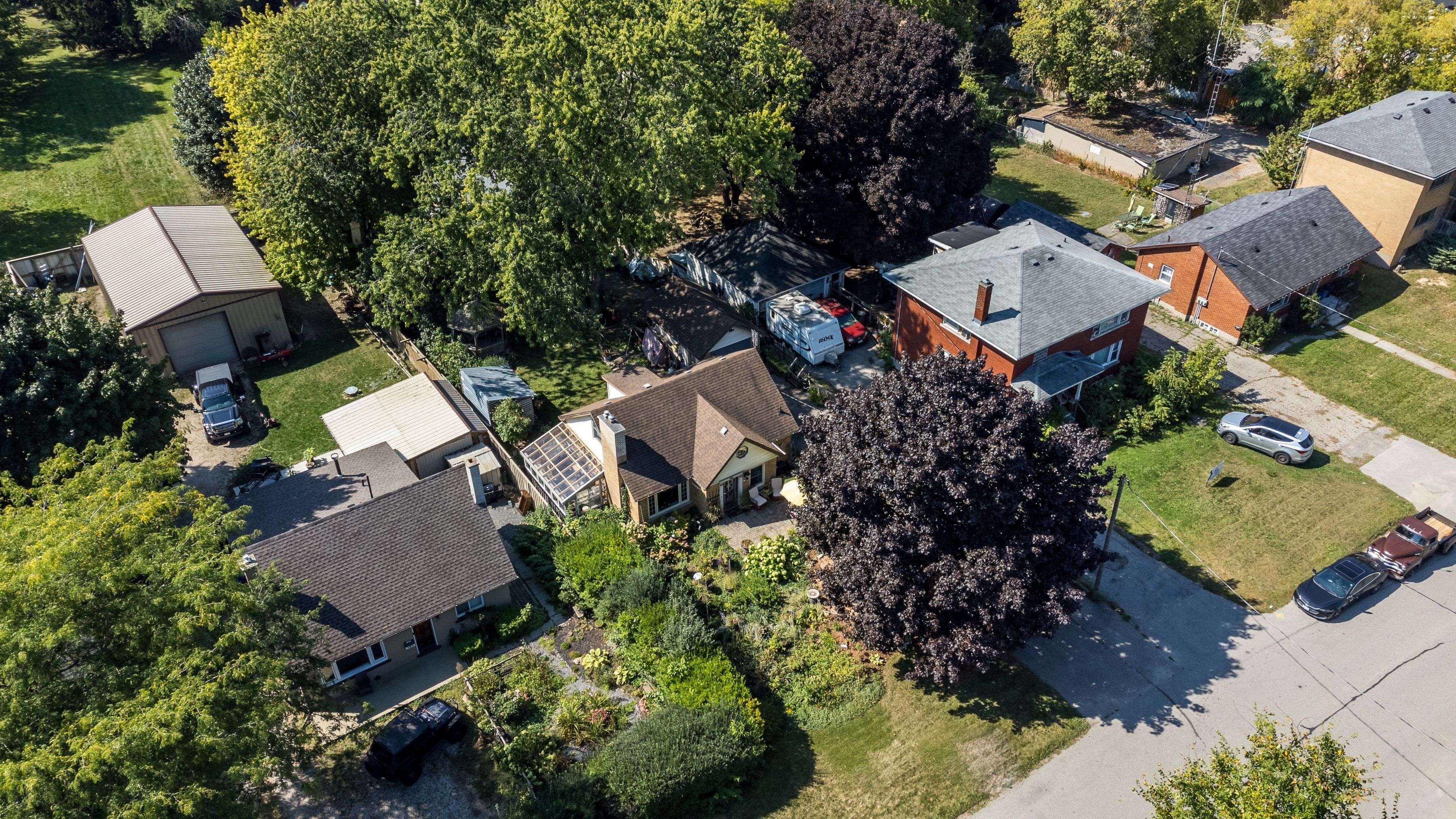 Kitchener, ON N2B 2C8,33 Turner AVE