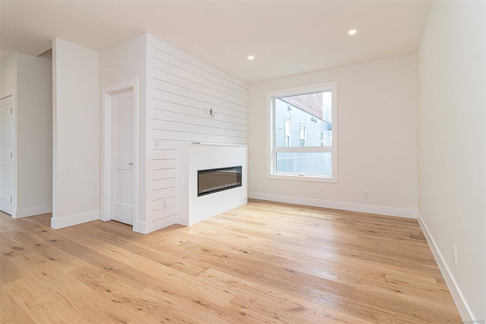 Sidney, BC V8L 2W7,9645 Fifth St #4