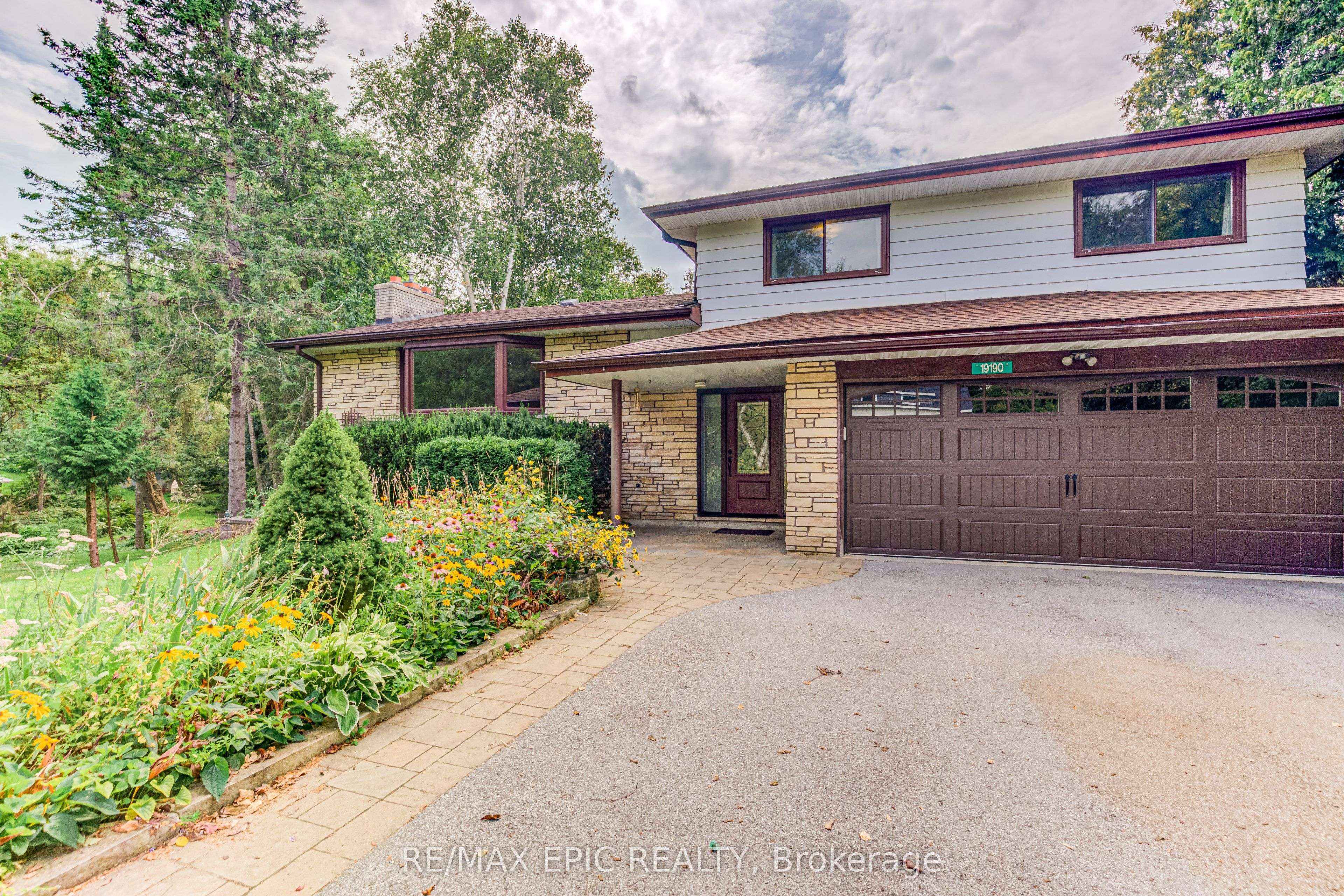 East Gwillimbury, ON L0G 1M0,19190 Centre ST